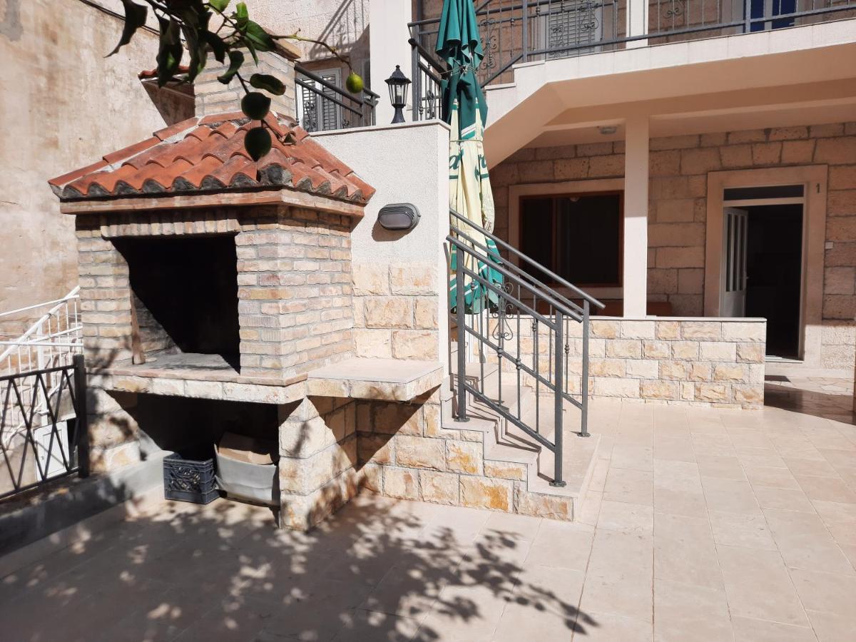 Apartments Villa Beba Komiza Luaran gambar