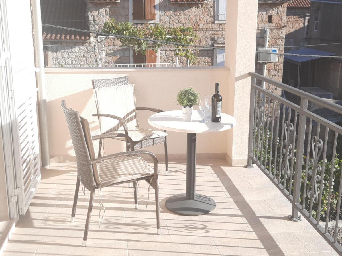 Apartments Villa Beba Komiza Luaran gambar