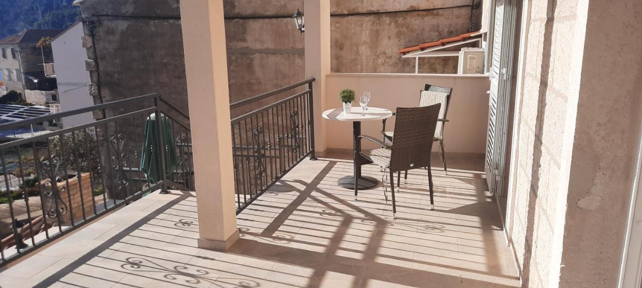 Apartments Villa Beba Komiza Luaran gambar