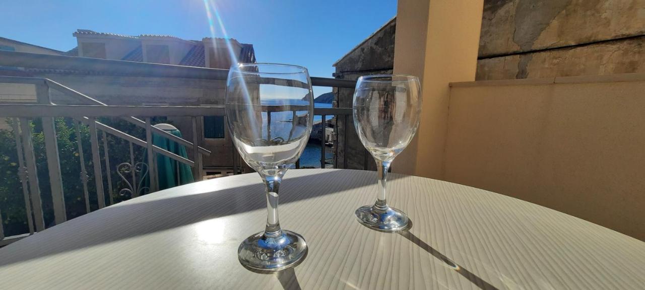 Apartments Villa Beba Komiza Luaran gambar
