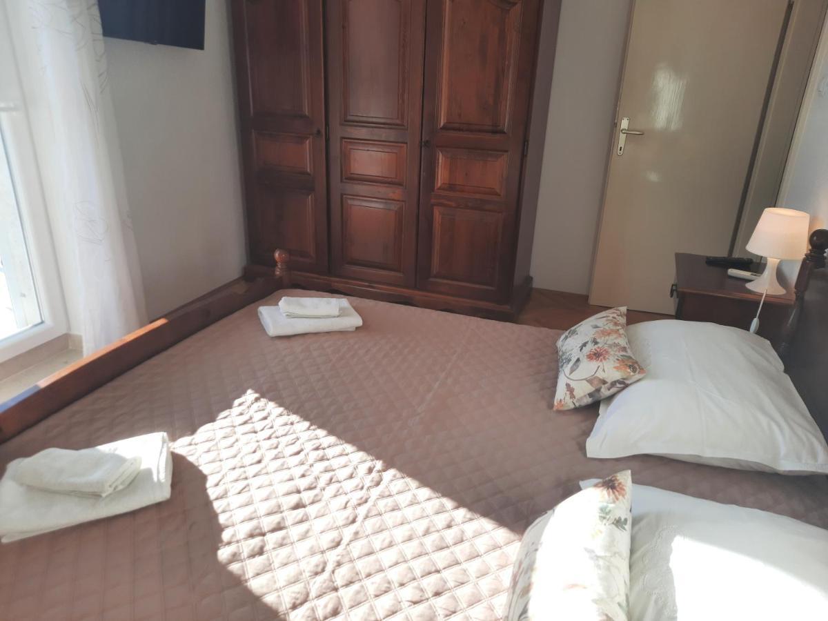 Apartments Villa Beba Komiza Luaran gambar