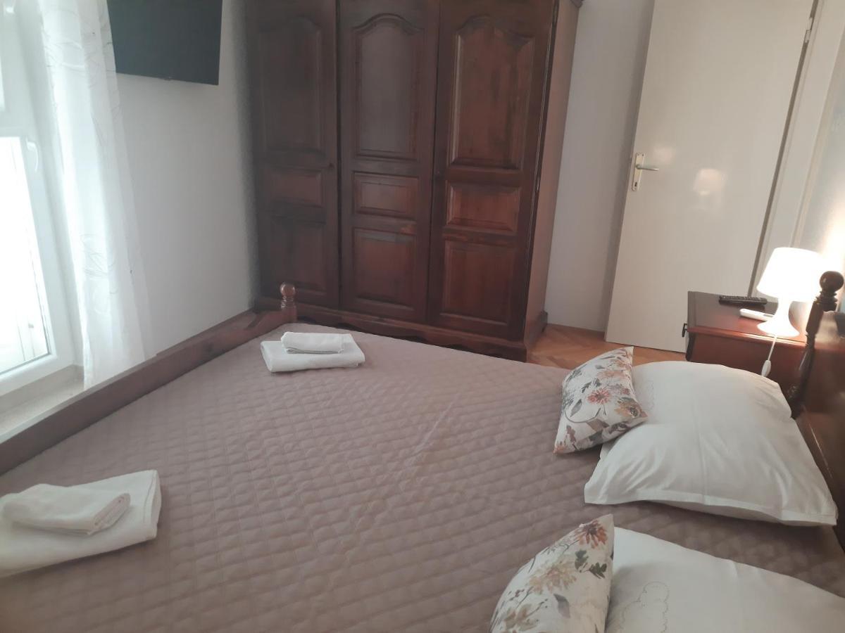 Apartments Villa Beba Komiza Luaran gambar