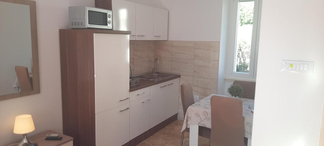 Apartments Villa Beba Komiza Luaran gambar