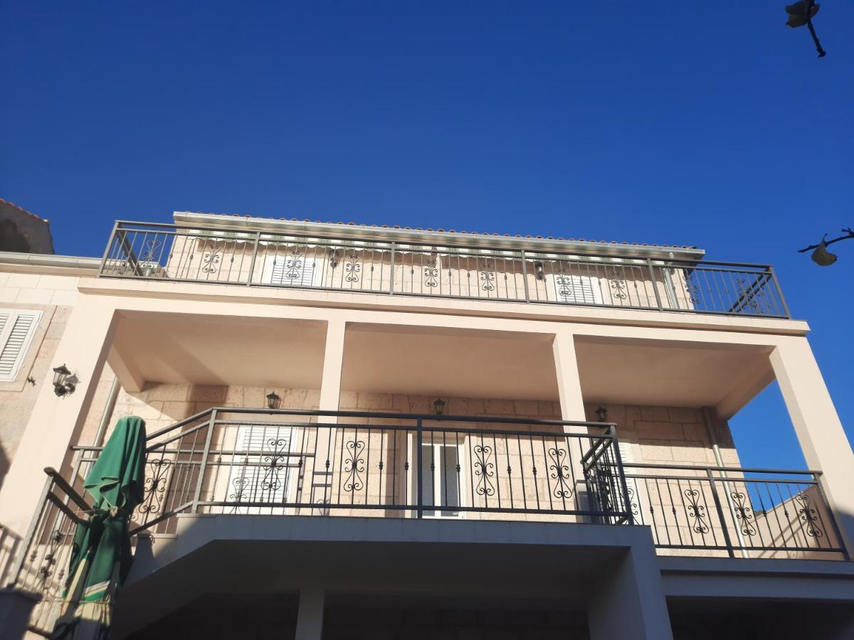 Apartments Villa Beba Komiza Luaran gambar