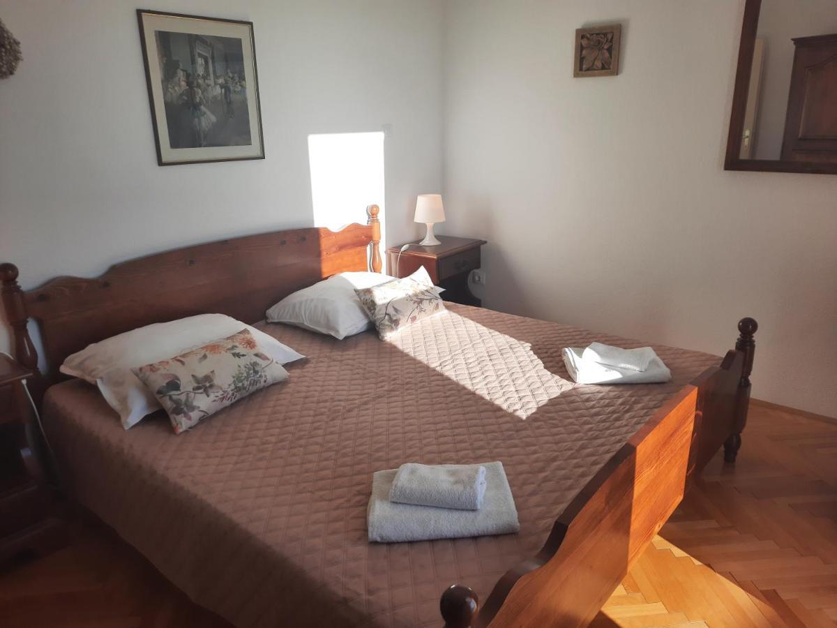 Apartments Villa Beba Komiza Luaran gambar