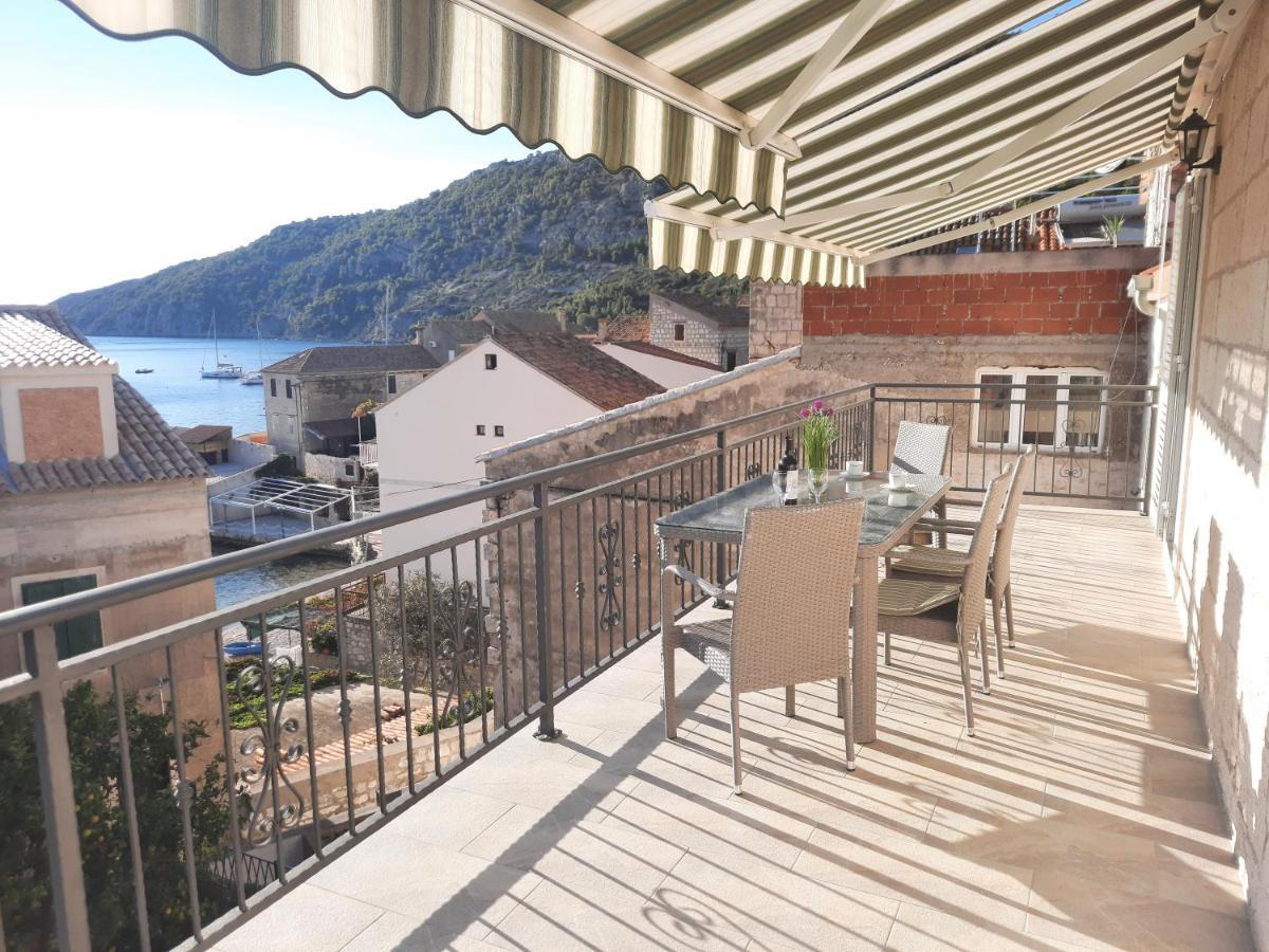 Apartments Villa Beba Komiza Luaran gambar