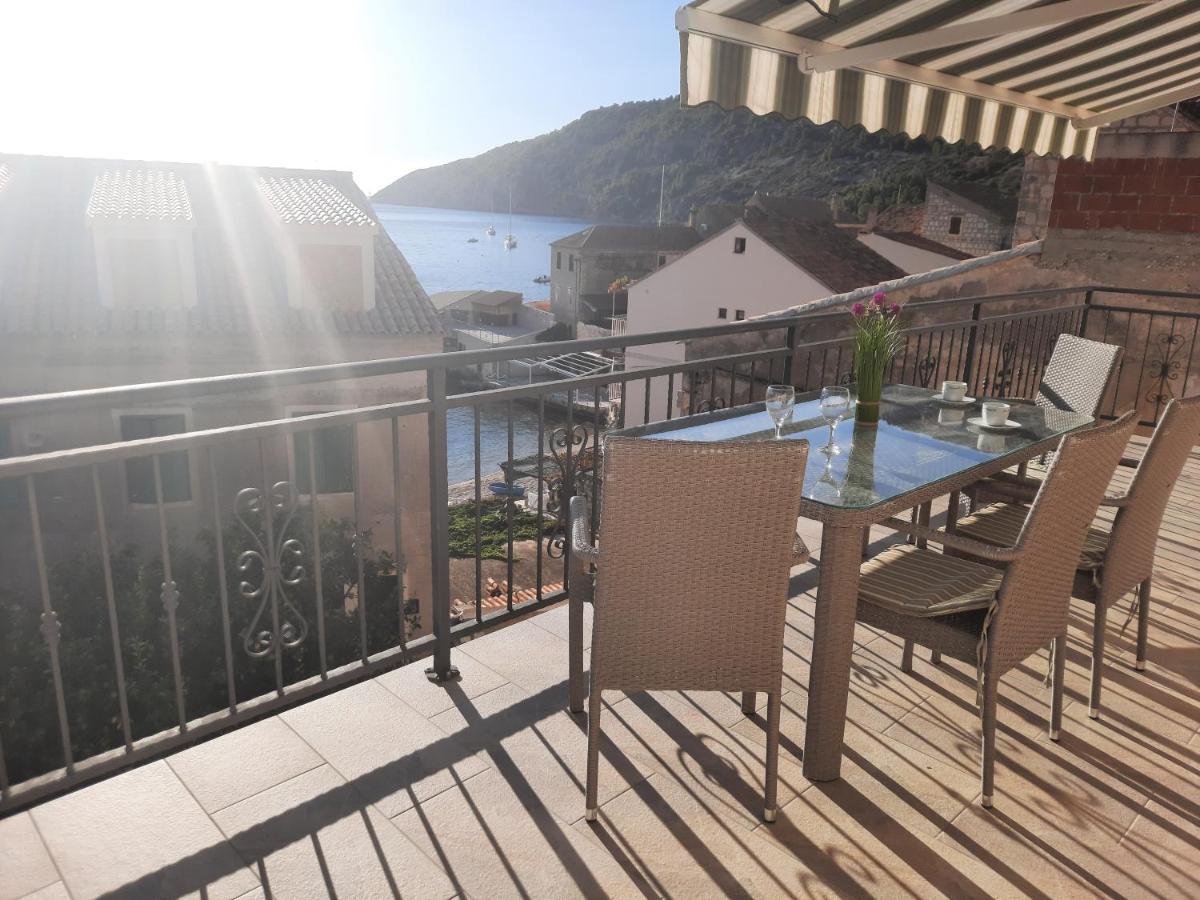 Apartments Villa Beba Komiza Luaran gambar