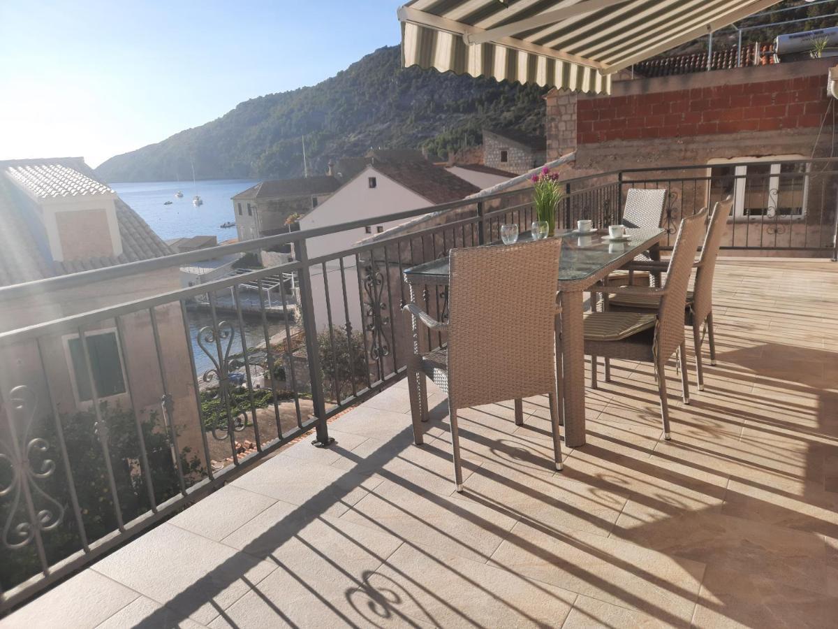 Apartments Villa Beba Komiza Luaran gambar