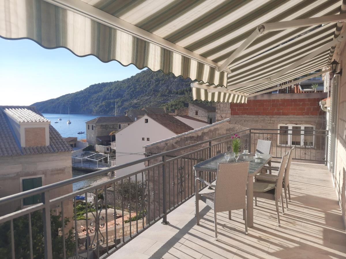 Apartments Villa Beba Komiza Luaran gambar