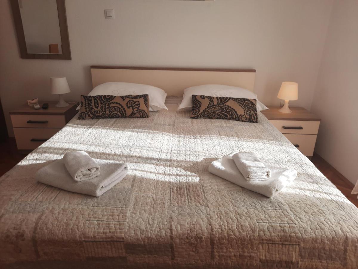 Apartments Villa Beba Komiza Luaran gambar